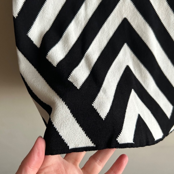 RVN Black & White Geometric Knit Top — Made in USA — Size Small — Excellent Cond - Picture 6 of 6